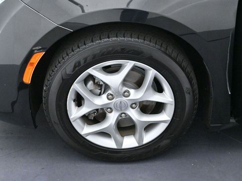 Used 2020 Chrysler Pacifica Limited FWD image 35