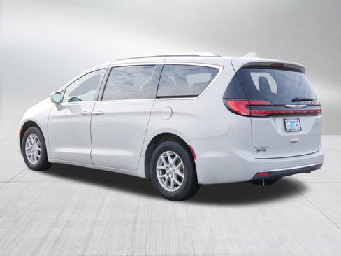 Used 2021 Chrysler Pacifica Touring-L image 5