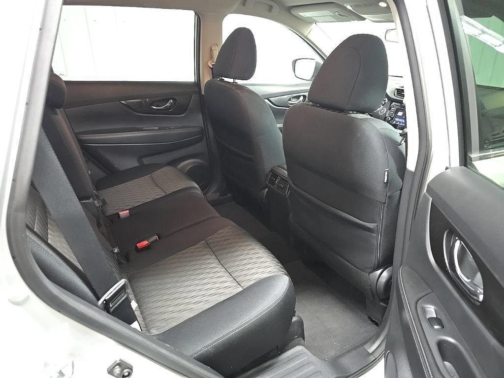Used 2018 Nissan Rogue SV AWD/4WD image 18