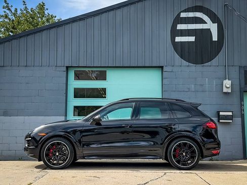 Used 2013 Porsche Cayenne GTS w/ Carbon Fibre Interior Pkg AWD/4WD image 3