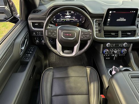 Used 2022 GMC Yukon XL SLT w/ SLT Premium Package image 30