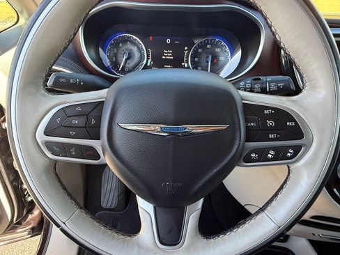 Used 2017 Chrysler Pacifica Limited w/ Advanced Safetytec Group image 15