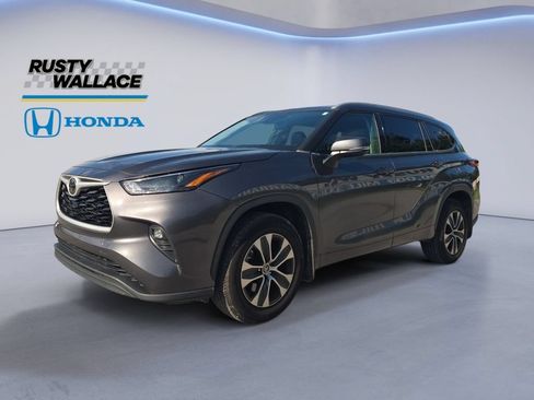 Used 2022 Toyota Highlander XLE AWD/4WD image 1
