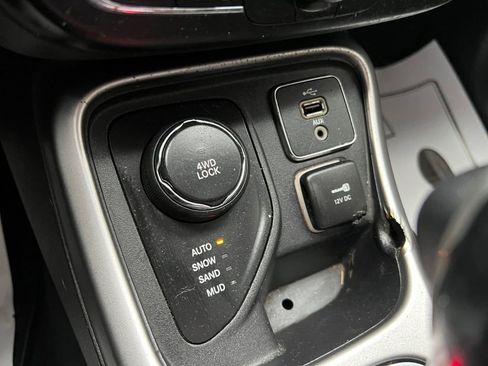 Used 2018 Jeep Compass Latitude w/ Popular Equipment Group AWD/4WD image 18