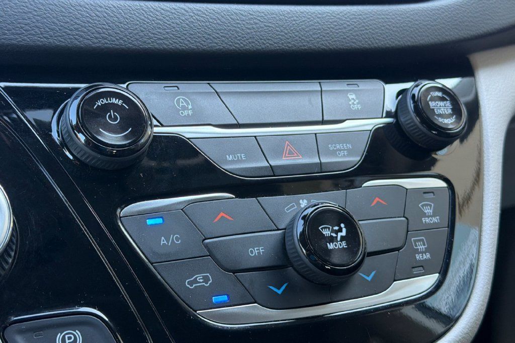 Used 2023 Chrysler Voyager LX FWD image 18