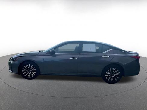 Used 2025 Nissan Altima 2.5 SV FWD image 9