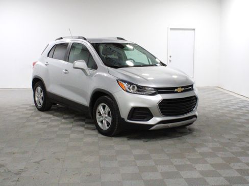 Used 2019 Chevrolet Trax LT w/ LT Convenience Package FWD image 1