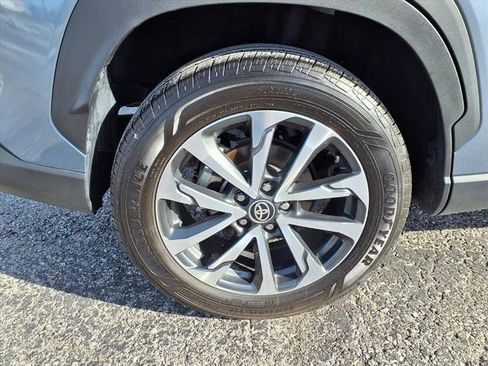 Used 2025 Toyota Corolla Cross XLE image 38