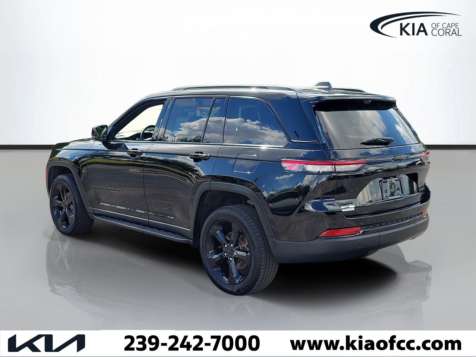 Used 2024 Jeep Grand Cherokee Limited w/ Luxury Tech Group II AWD/4WD image 4