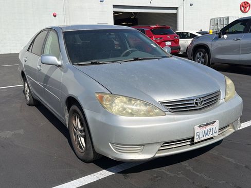 Used 2005 Toyota Camry LE FWD image 2