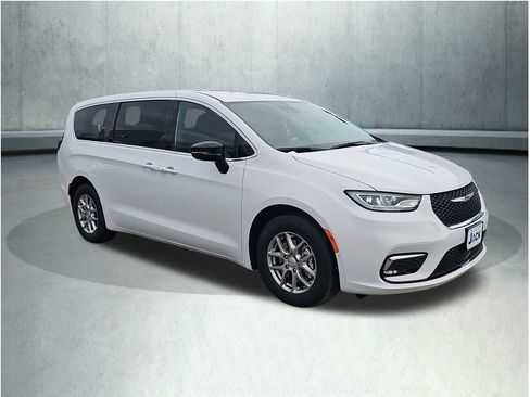 New 2026 Chrysler Pacifica Select image 8