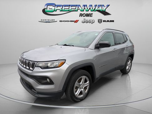 Used 2024 Jeep Compass Latitude AWD/4WD image 4