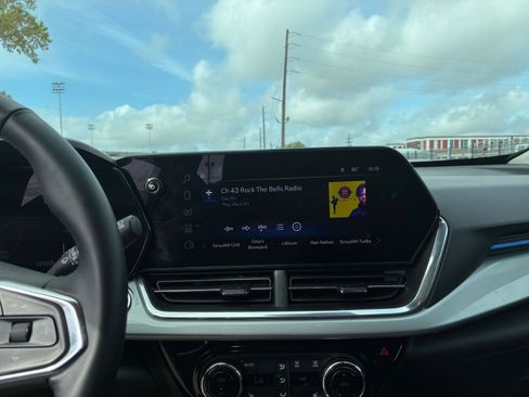 Used 2025 Chevrolet Trax LT w/ LT Convenience Package image 16