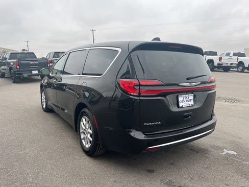 Used 2023 Chrysler Pacifica Touring-L FWD image 8