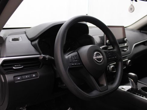Used 2025 Nissan Altima 2.5 S FWD image 13