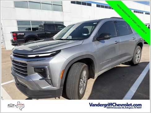 Used 2025 Chevrolet Traverse LT w/ Driver Confidence Package FWD image 1