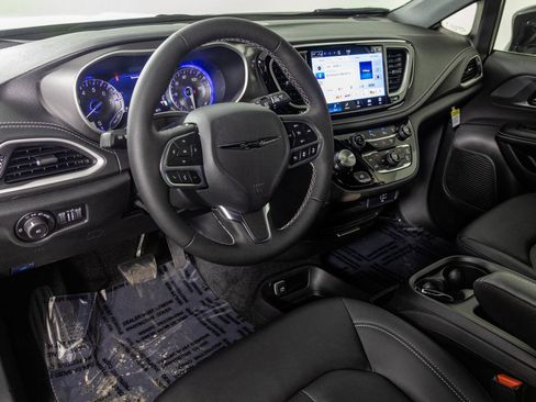 New 2026 Chrysler Pacifica Select FWD image 3