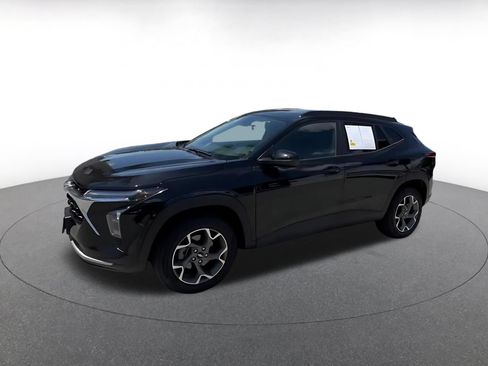 Used 2025 Chevrolet Trax LT FWD image 6