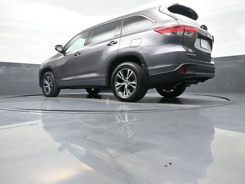 Used 2017 Toyota Highlander LE image 32