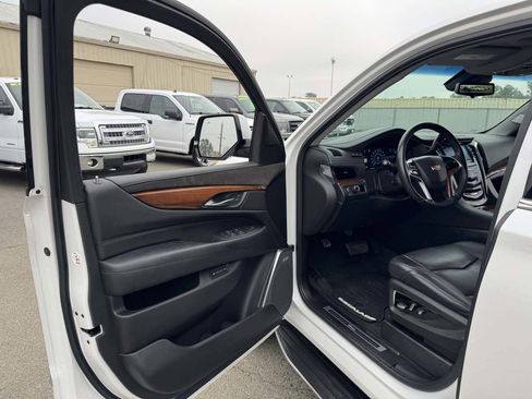 Used 2017 Cadillac Escalade Luxury image 25