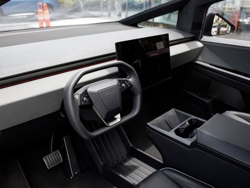 Used 2025 Tesla Cybertruck AWD Crew Cab image 29
