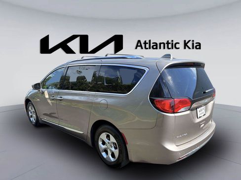 Used 2017 Chrysler Pacifica Touring-L Plus FWD image 10