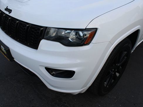 Used 2018 Jeep Grand Cherokee Altitude AWD/4WD image 10