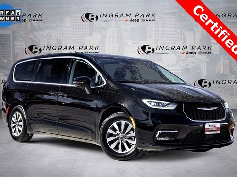 Used 2024 Chrysler Pacifica Select image 1