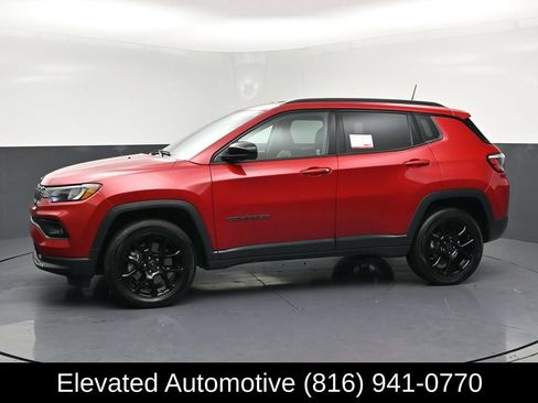 Used 2025 Jeep Compass Latitude w/ Altitude Special Edition AWD/4WD image 2