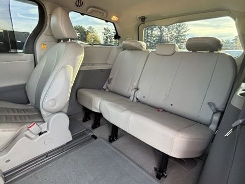Used 2013 Toyota Sienna XLE image 17