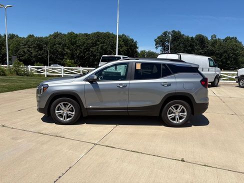 Used 2023 GMC Terrain SLE w/ Driver Convenience Package FWD image 3