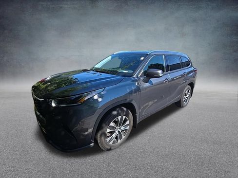 Used 2021 Toyota Highlander XLE AWD/4WD image 8