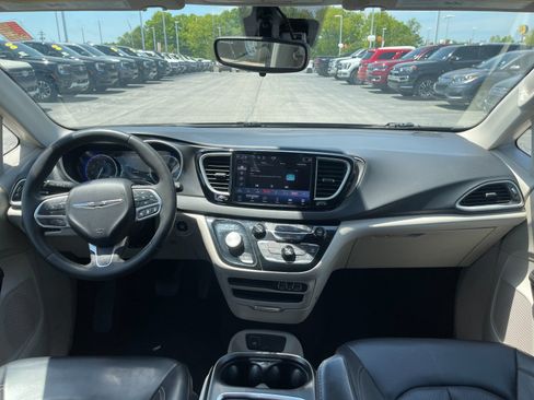 Used 2023 Chrysler Pacifica Touring-L FWD image 15