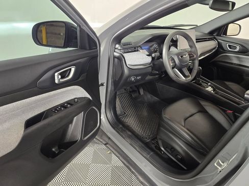 Used 2023 Jeep Compass Latitude AWD/4WD image 19