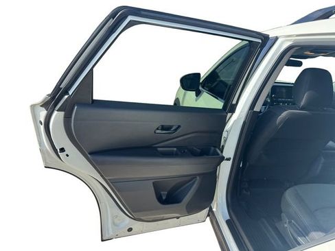 Used 2023 Nissan Pathfinder SV image 29