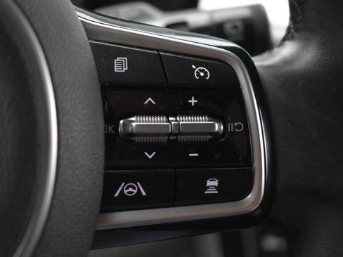 Used 2022 Kia Carnival EX FWD image 21
