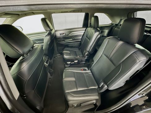 Used 2017 Toyota Highlander SE AWD/4WD image 29