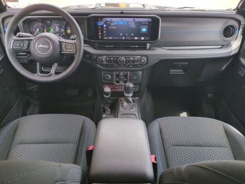 Used 2025 Jeep Wrangler Unlimited Rubicon 4xe w/ Convenience Group AWD/4WD image 15