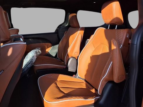 New 2026 Chrysler Pacifica Pinnacle image 23