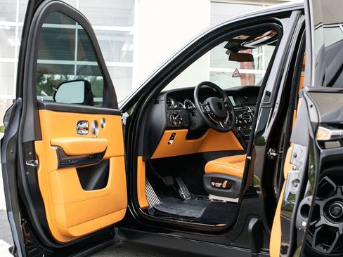 Used 2022 Rolls-Royce Cullinan Black Badge image 19