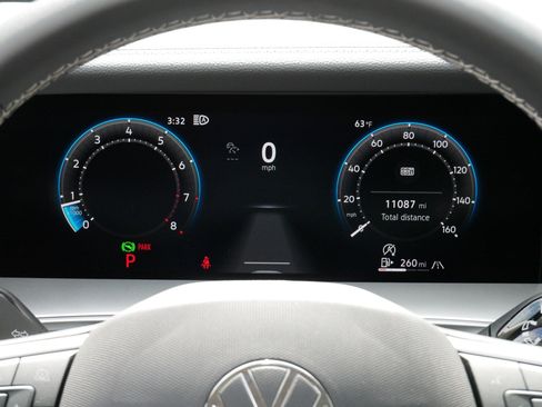 Certified 2025 Volkswagen Tiguan SE w/ Panoramic Sunroof Package AWD/4WD image 21