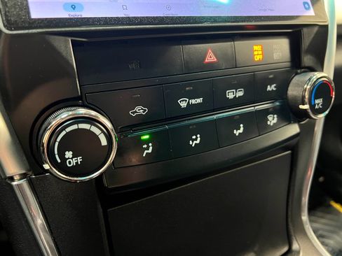 Used 2016 Toyota Camry SE FWD image 24