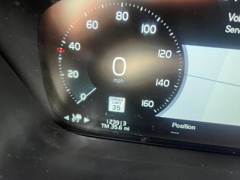 Used 2018 Volvo XC60 T6 Momentum w/ Convenience Package AWD/4WD image 18