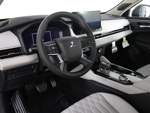 Used 2025 Mitsubishi Outlander AWD image 33
