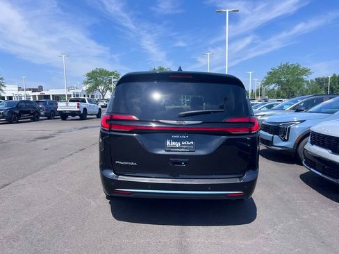 Used 2023 Chrysler Pacifica Touring-L FWD image 4