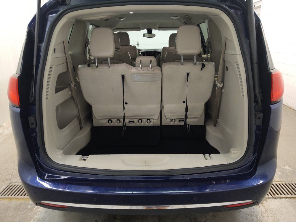 Used 2018 Chrysler Pacifica Touring-L w/ Tire & Wheel Group FWD image 29