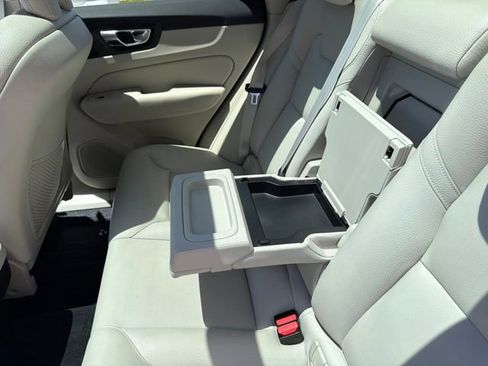 Used 2019 Volvo XC60 T5 Momentum w/ Multimedia Package AWD/4WD image 16