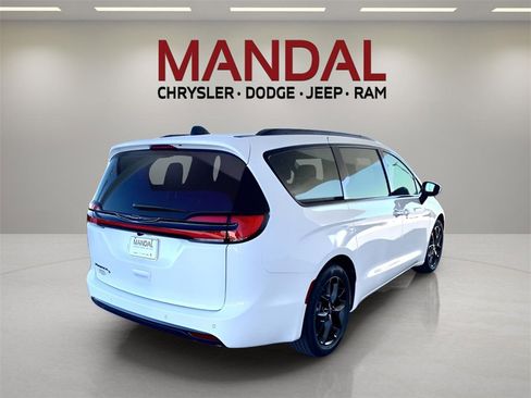 New 2026 Chrysler Pacifica Select w/ S Appearance Package image 5