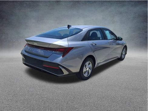 Used 2025 Hyundai Elantra SE FWD image 8