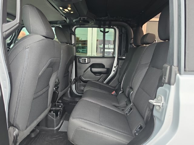 Used 2022 Jeep Gladiator Overland AWD/4WD image 15